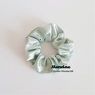 Dây buộc tóc, cột tóc scrunchies satin xanh lá nhạt bản vừa - SC007GN