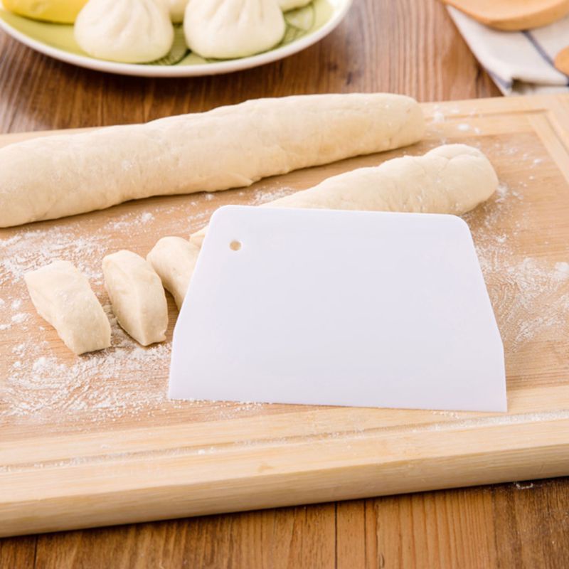 Dụng cụ cắt bột bánh làm bằng nhựa tiện dụng dùng trong nhà bếp