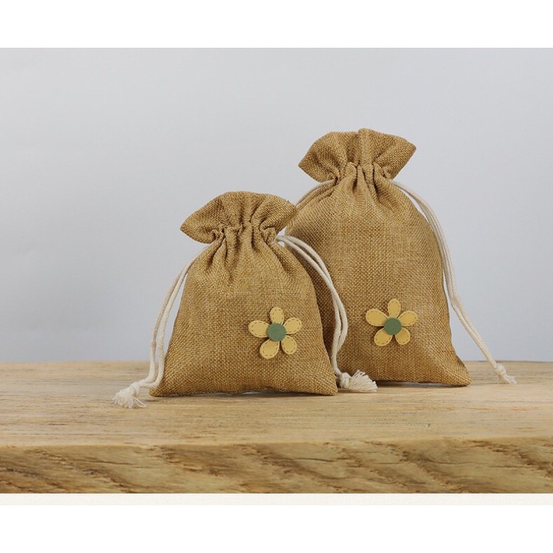 Túi vải bố dây rút đính hoa cúc gỗ đựng cà phê, hoa thơm, quà tặng, đựng đồ lưu niệm