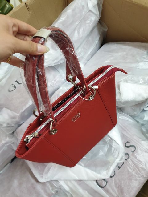 Túi cầm tay guess