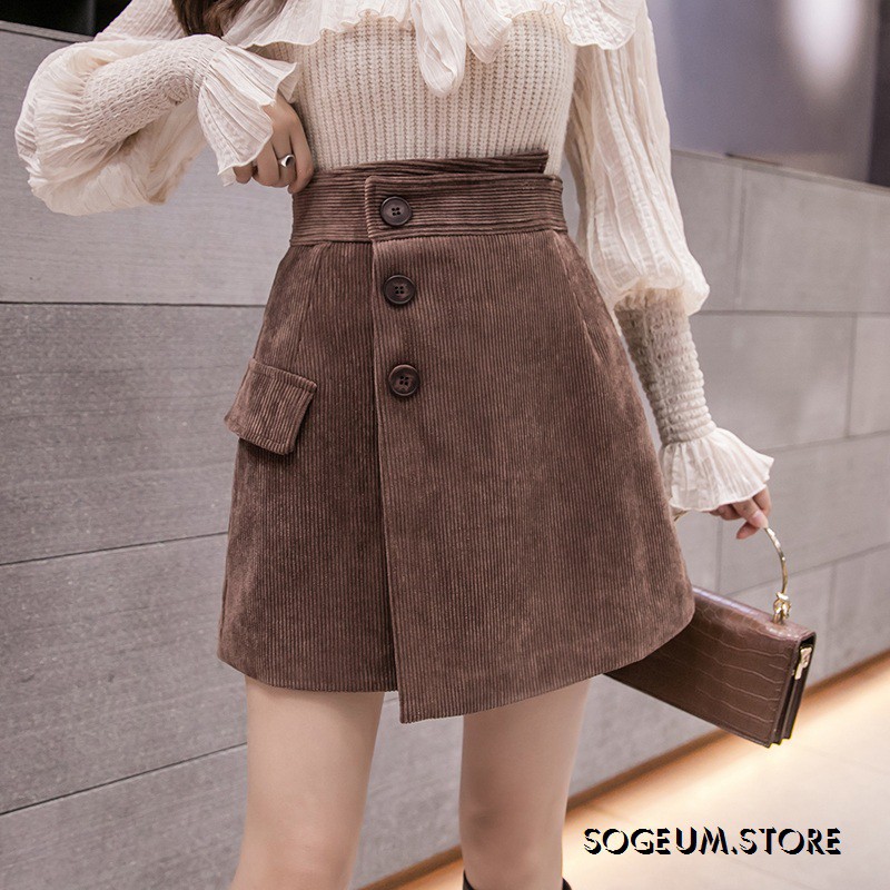 Chân váy ngắn cạp cao vải nhung tăm vạt lệch phối 3 cúc tôn dáng - Sogeum.store | BigBuy360 - bigbuy360.vn