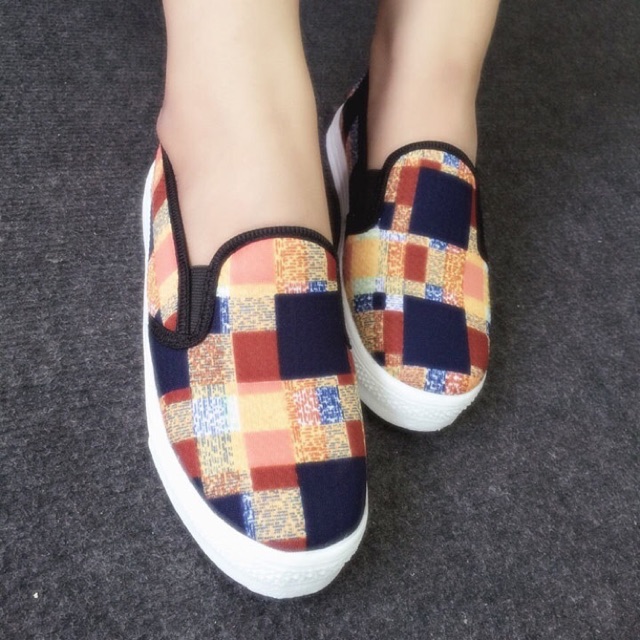 Giày slip on kẻ ô VV37