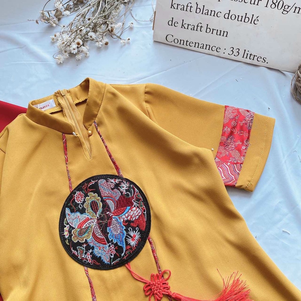 Đầm Cổ Tàu Nữ Dáng Ngắn Khoét Giọt Nước Đính Hình Tròn Trang Trí Chất Vải Dày Dặn Màu Vàng Tôn Dáng. | BigBuy360 - bigbuy360.vn