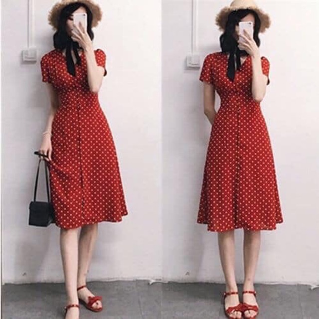 Váy chấm bi đỏ