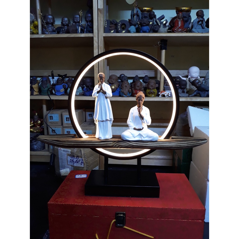 Tượng Nữ tăng nhân ngồi thiền chắp tay bái phật- Tượng tu sĩ gốm tử sa trang trí decor ghép lũa tiểu cảnh