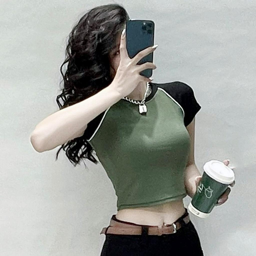 Áo croptop nữ Delys AC240 cổ tròn xanh rêu đậm phối tay áo đen ôm body tôn dáng