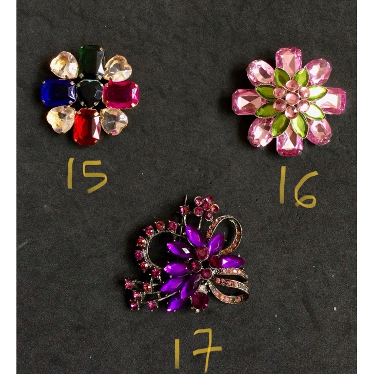 Cài áo đính đá, hạt màu sắc