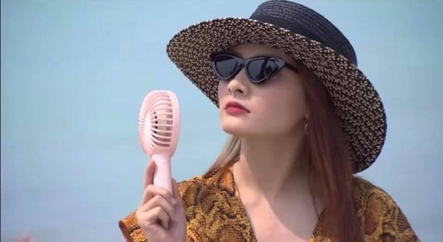 Quạt Cầm Tay 4 Cánh Pin Sạc Có Đế Để Bàn (quạt bảo thanh) | BigBuy360 - bigbuy360.vn