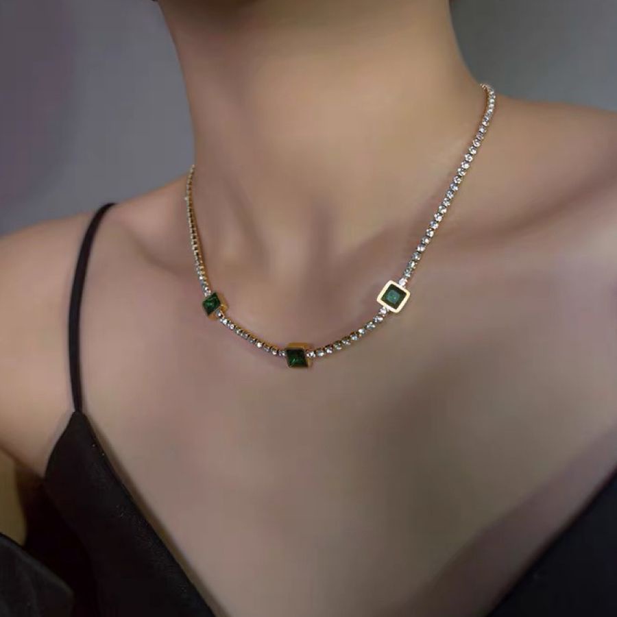 Dây Chuyền Thép Titan Đính Đá Ngọc Lục Bảo Toàn Diện
