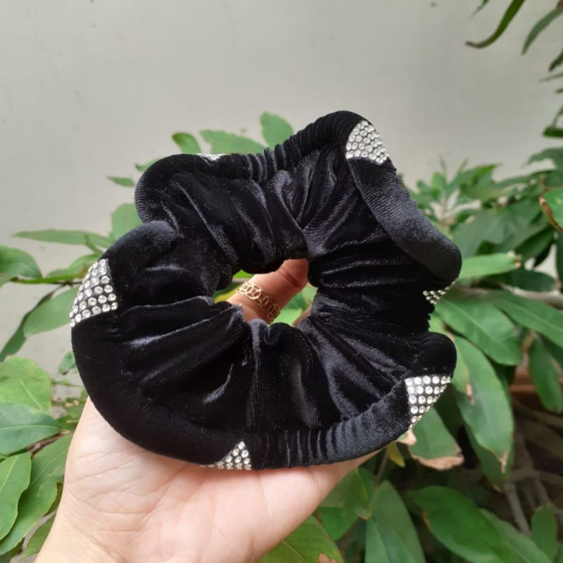 Cột tóc nhung màu đen đính hạt