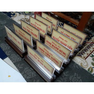bảng chức danh mica đế gỗ