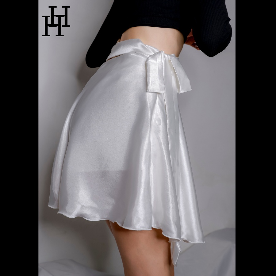 Chân váy lụa ngắn xòe cột dây eo màu trắng HCV31 Hỉn Hỉn Store