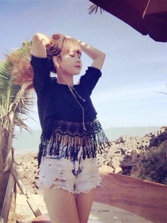 Áo crop top phối ren