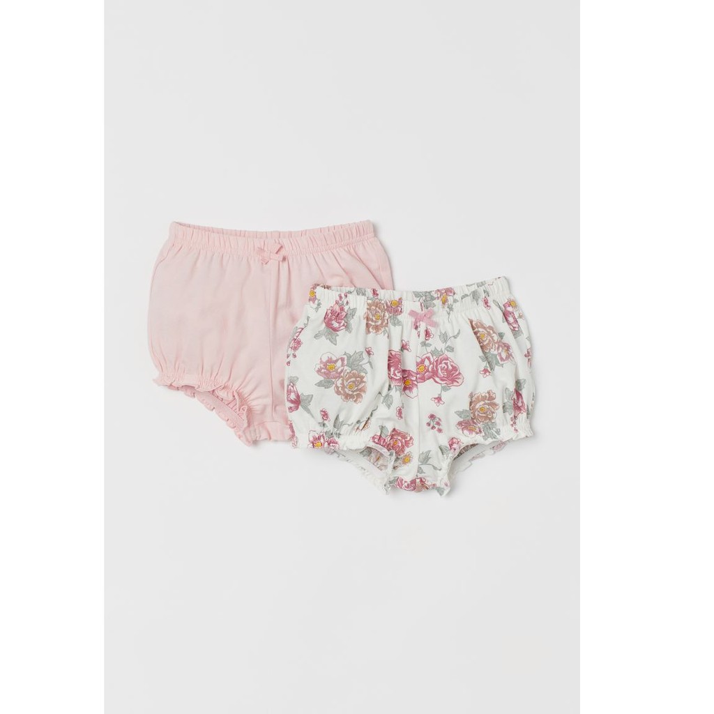 Set 2 shorts màu hồng - trắng in hoa hồng, Hờ mờ UK săn SALE