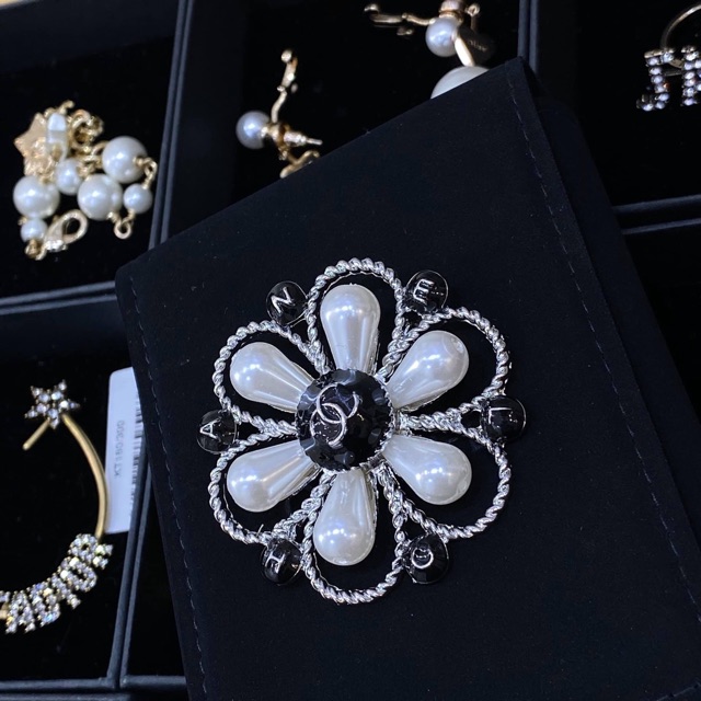 Cài áo Chanel. Hoa Quảng Châu cao cấp