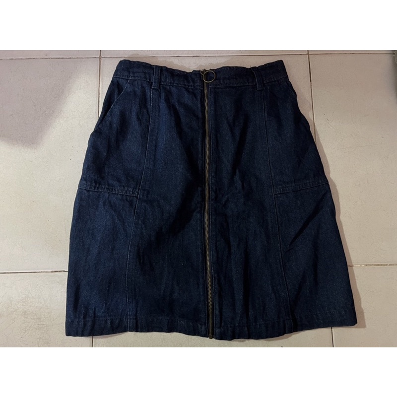 Áo thun, chân váy jeans đơn giản