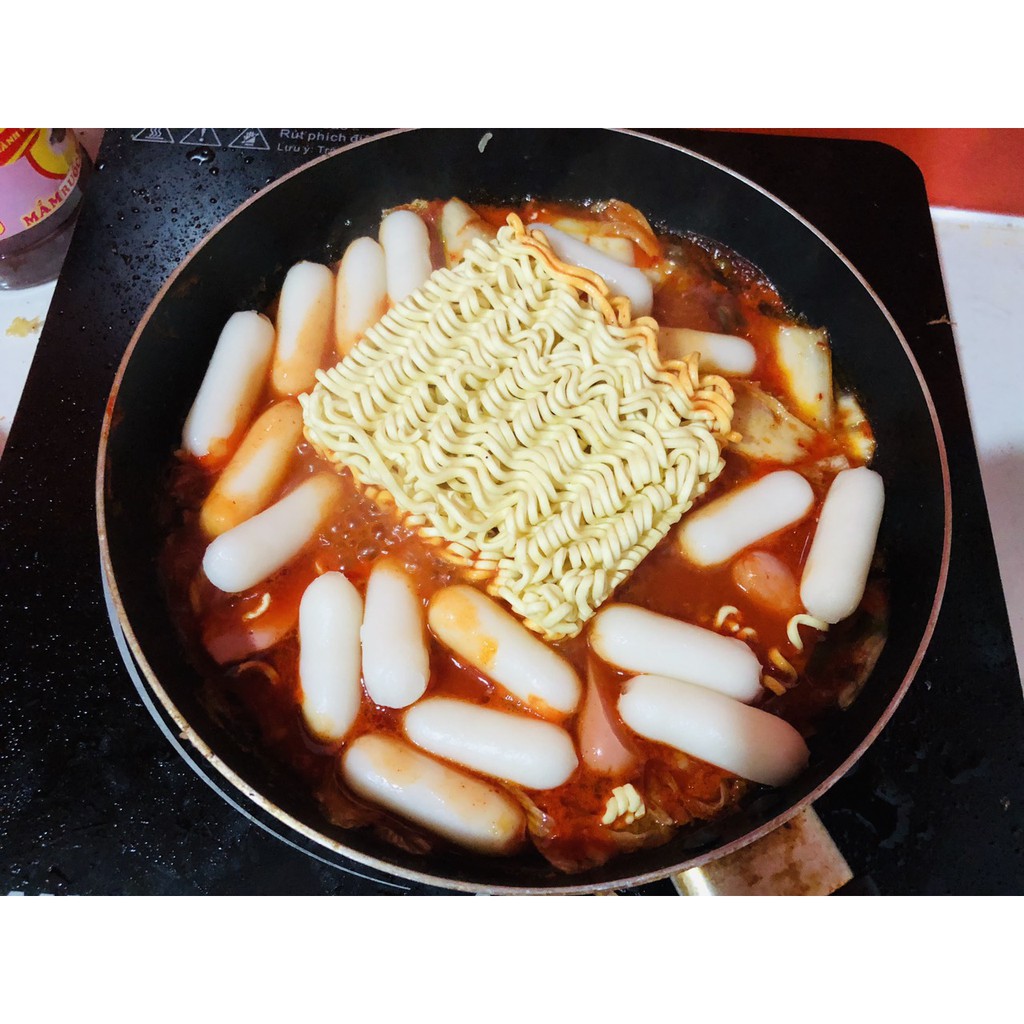 nguyên liệu nấu tokbokki phô mai mì cay (500g tok phô mai, mì chinnoo, sốt, ớt, kim chi, xúc xích)