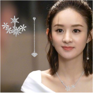 Hoa tai bông tuyết không đối xứng Triệu Lệ Dĩnh mang