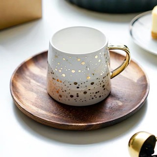 Cốc sứ hoạ tiết chấm bi vàng (kèm nắp và thìa)