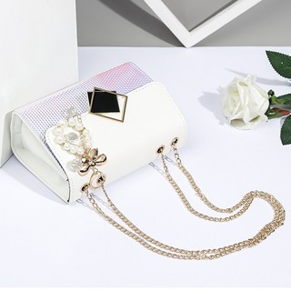 Túi đeo chéo khóa vuông lệch t05 trắng