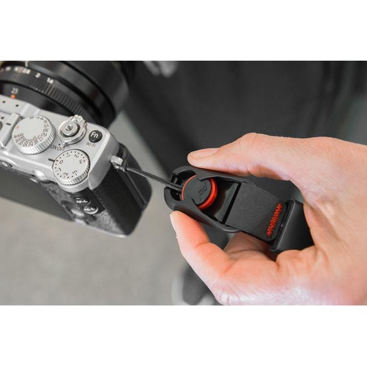 Dây đeo máy ảnh Peak Design Cuff Camera Wrist Strap (Xám) thắt cổ tay