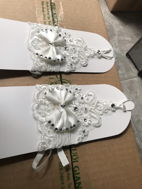 Găng tay cô dâu hở ngón đính nơ hạt