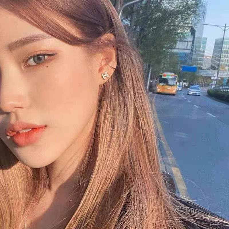 Khuyên Tai Chữ H Đính Đá Sang Trọng Cho Nữ