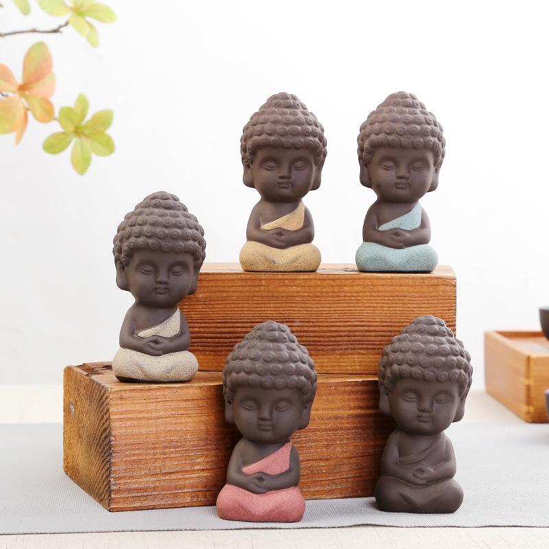 Tiểu cảnh cây kim ngân để bàn kết hợp cùng tượng bình an , bảng tên , cẩm nhung mang tài lộc , may mắn cho gia chủ