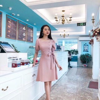 Đầm hồng cổ vuông nút bọc xt