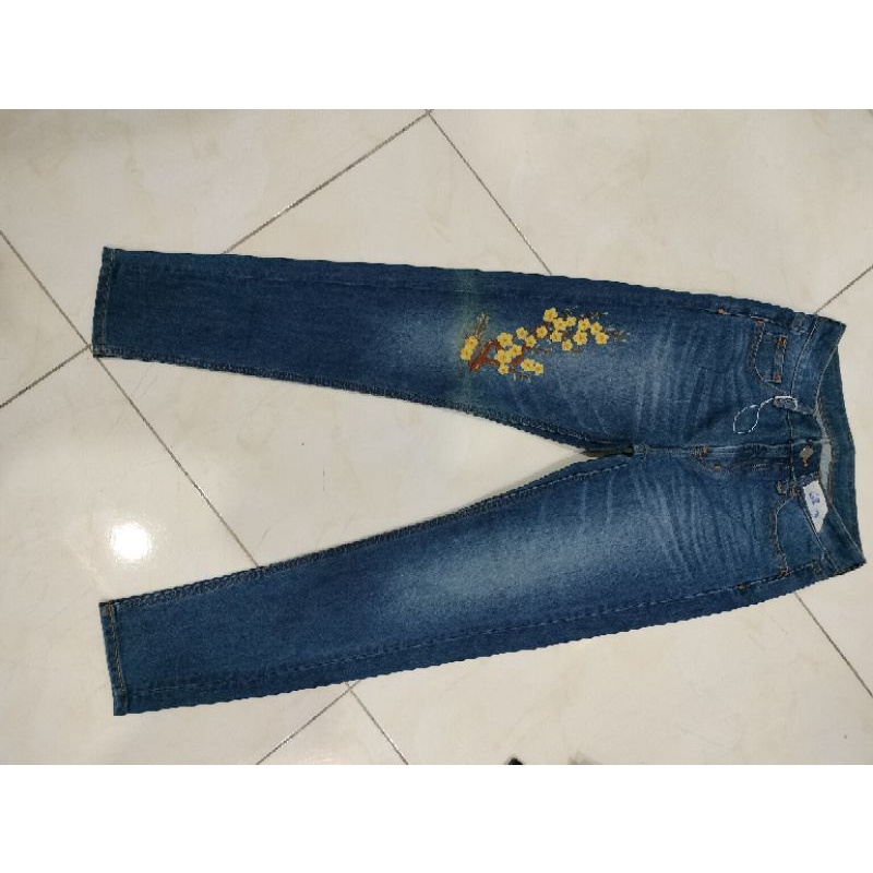 Quần jean thêu William VNXK