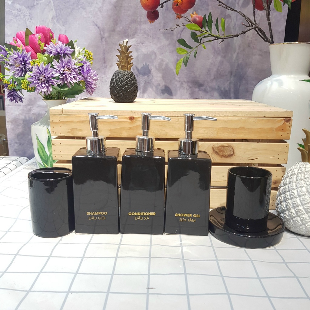 Bộ đồ dùng cho nhà vệ sinh bằng sứ men đen Bát tràng (bình xịt dáng vuông cao, cốc đánh răng, khay đựng xà phòng)