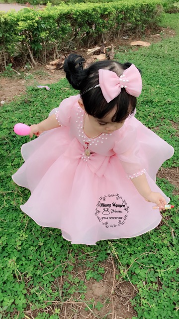 Váy công chúa màu hồng
