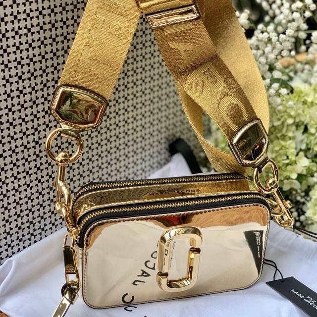 Túi Marc Jacobs Snapshot vàng óng ả như 1 thỏi vàng