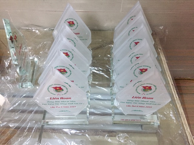 Cúp pha lê vát cạnh