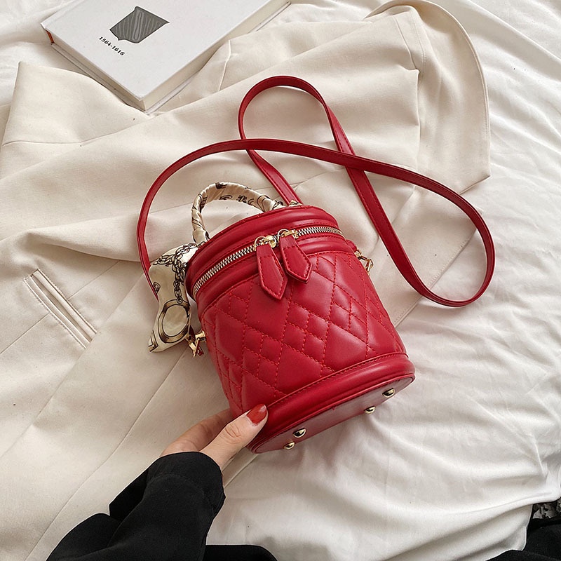 Túi Xách Đính Đá Phối Dây Xích Phong Cách Thời Trang Phương Tây