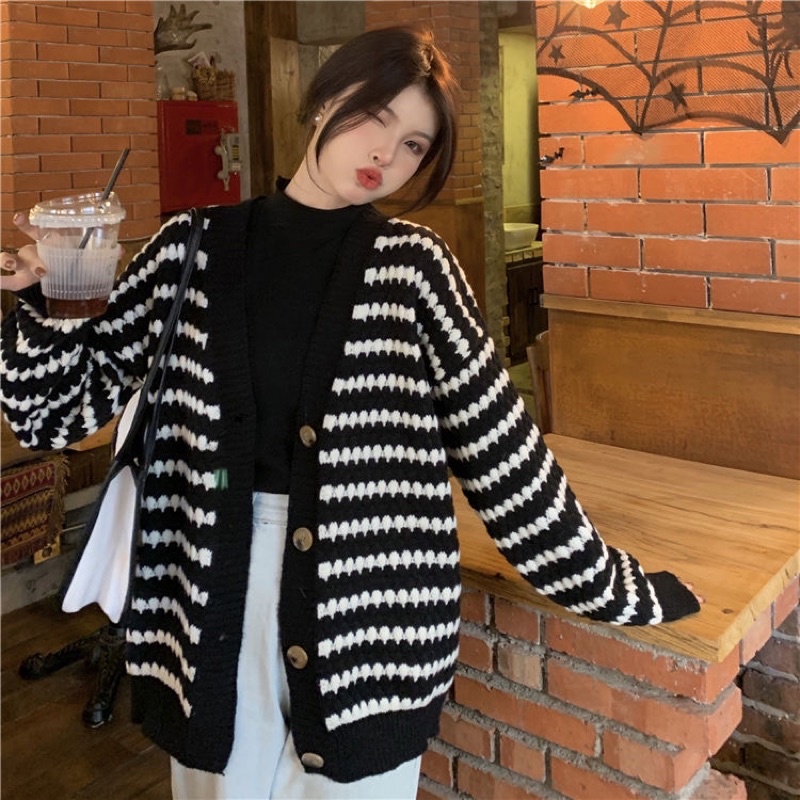 Áo khoác cardigan nữ họa tiết Kẻ Ngang Đen trắng, Cardigan len form rộng mặc mùa đông | BigBuy360 - bigbuy360.vn