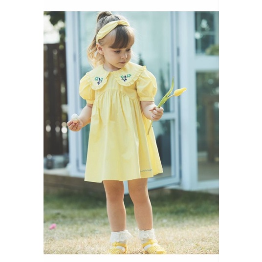 Đầm bé gái kèm băng đô vàng thêu