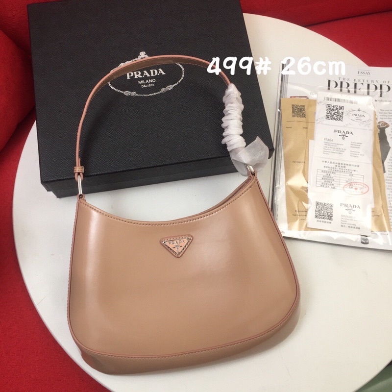Túi xách nữ đeo một bên vai da trơn chống mài mòn logo thương hiệu nổi Prada.