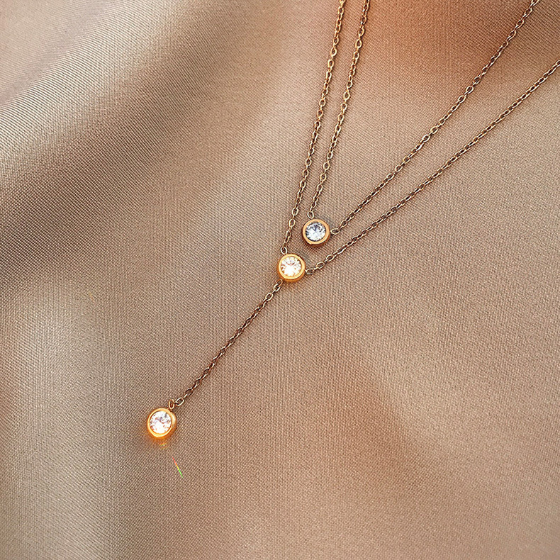 Vòng cổ hai lớp bằng thép titan mạ vàng 18K phối mặt đá kim cương