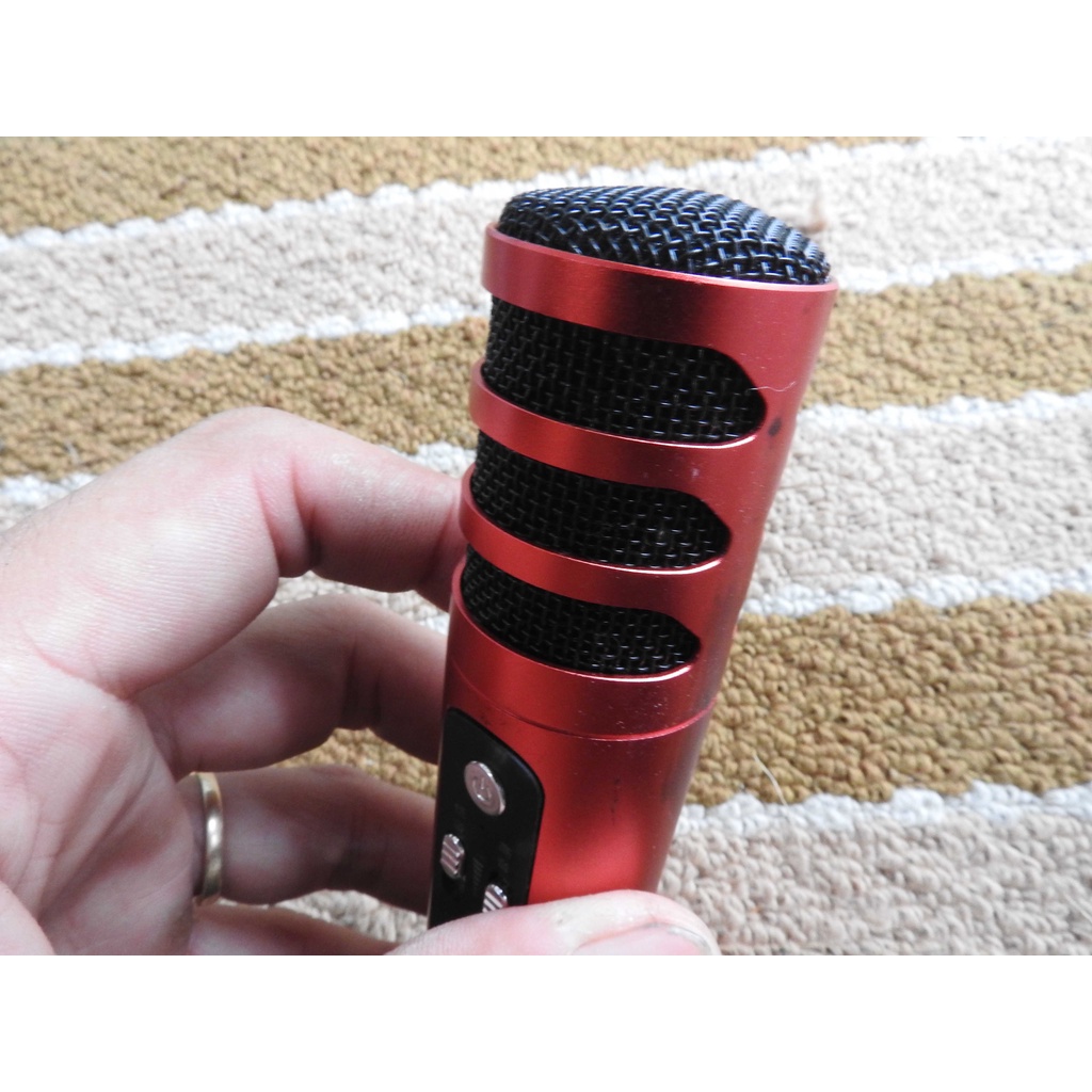 Thanh lý cái Mic hát Karaoke không dây còn lên nguồn sáng đèn cắm tai nghe còn hoạt động tốt không biết dùng thế nào