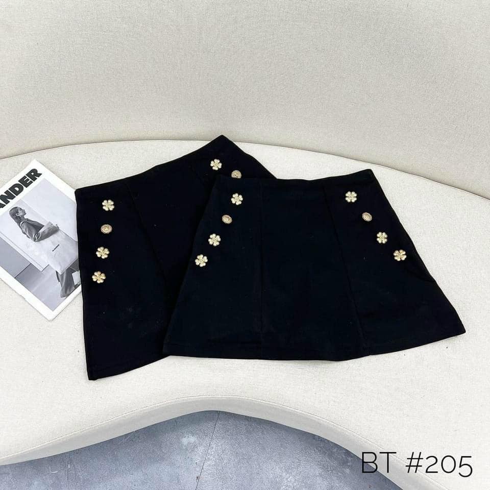 Chân váy chữ A đính cúc hoa