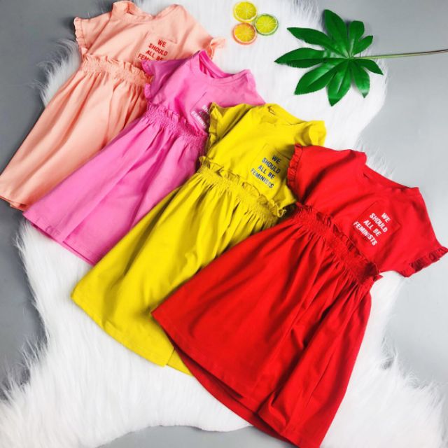 Mẫu đầm thiết kế tay liền bèo cửa tay,chỉ dún eo lạ mắt,túi in chữ.Chất vải thun 4c 100% cotton.