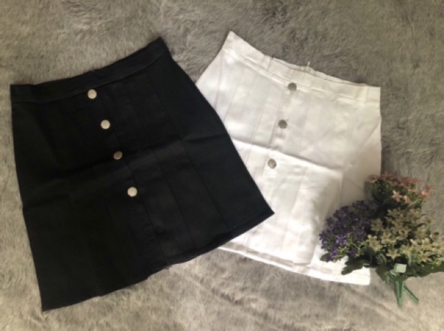 Chân váy xếp ly phối nút