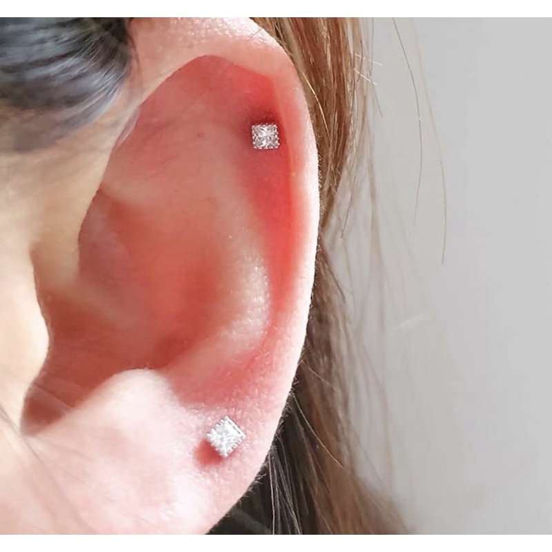 1 chiếc bông tai đá vuông thép y tế