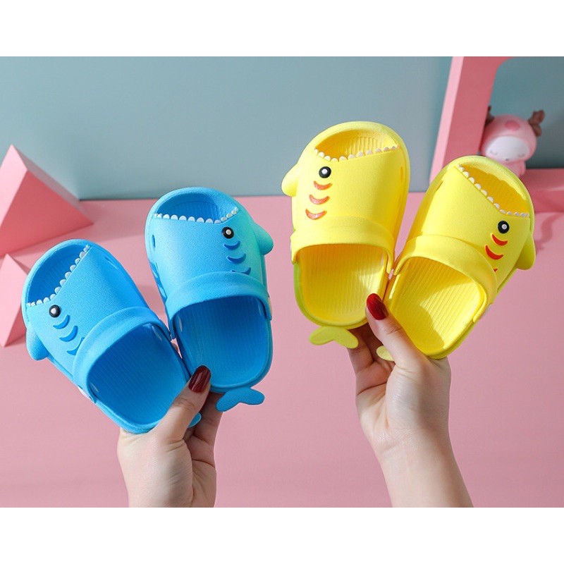 Dép Sục Cho Bé Hình Cá Mập Siêu Nhẹ Chống Trơn Trượt Xinh Xắn Đáng Yêu