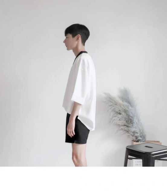 Áo thun nam cổ tim trắng tay lửng form rộng cổ V viền đen | BigBuy360 - bigbuy360.vn