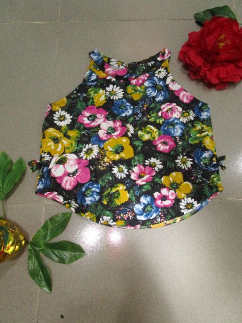 Áo croptop hoa cổ yếm