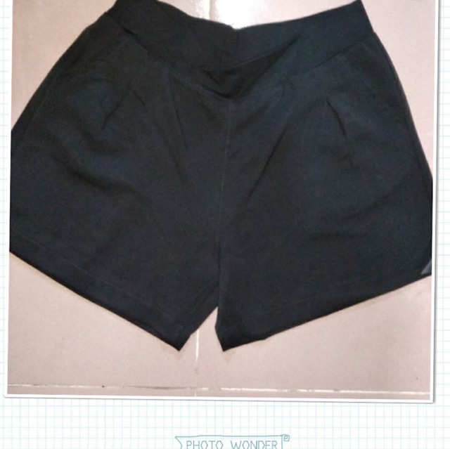 Quần sóc vải cạp chéo.