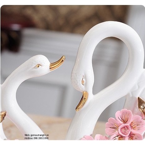 Tượng Đôi Thiên Nga Hạnh Phúc-gây ấn tượng nhờ chất gốm mịn, mượt, đường nét tinh tế và vẻ ngoài sinh động của sản phẩm