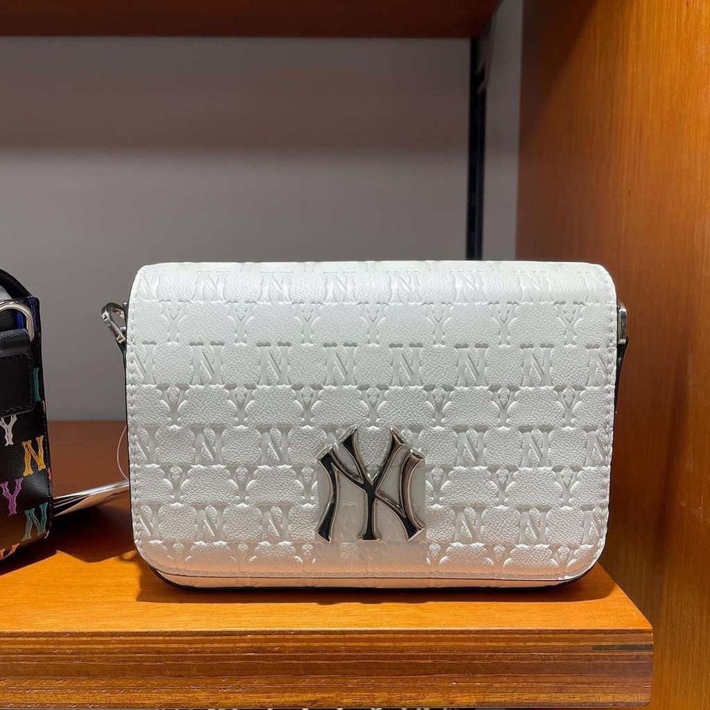 (Tqxk 1:1) Túi đeo chéo trắng M//L//B TQXK đẹp không tì vết full bộ tag-mac-logo-túi nilong, 4 màu